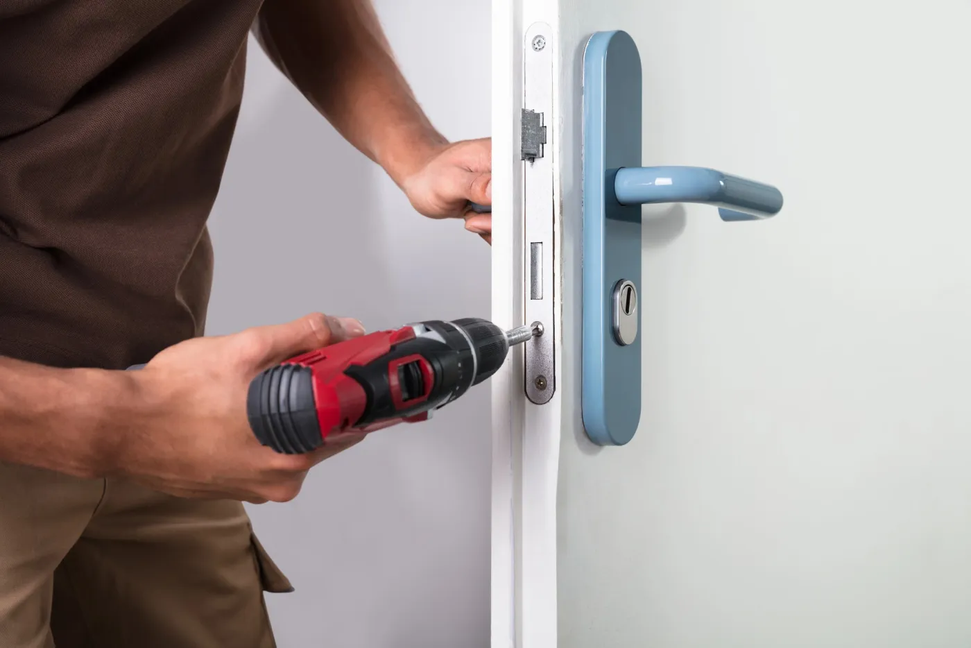 Serrurier fixant une serrure encastrée sur une porte au Chesnay-Rocquencourt (78150)